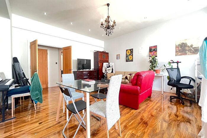 3 Bedroom Flat To Rent In Imperial Court, Kennington Lane, Vauxhall, Southwark, London, SE11