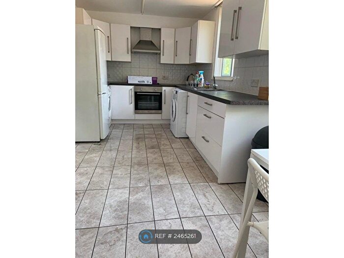 3 Bedroom Flat To Rent In Coopers Lane, London, NW1