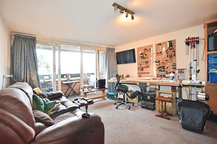 2 Bedroom Flat For Sale In Justin Close, Brentford, TW8