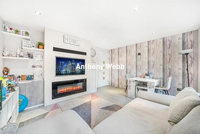 3 Bedroom Flat For Sale In The Green, Southgate, N14