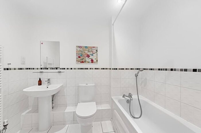 2 Bedroom Flat For Sale In Hayes Grove, London, SE22