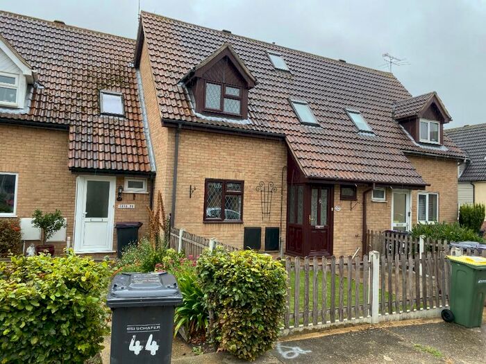 3 Bedroom Semi-Detached House To Rent In Moorcroft, Rochford, Essex, SS4