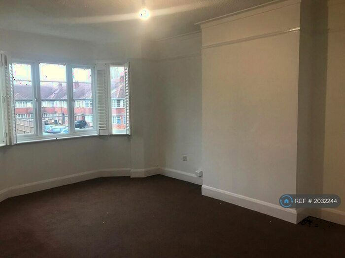 2 Bedroom Flat To Rent In St. Ronnans, Finchley Central, N3