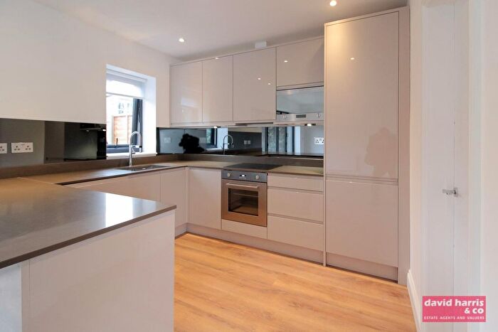 2 Bedroom Detached House To Rent In Edeleny Close, London, N2