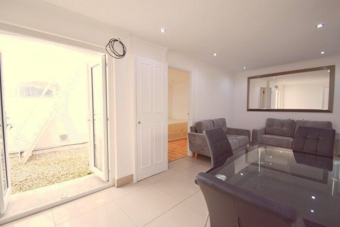 2 Bedroom Flat To Rent In Queensborough Terrace, London, W2