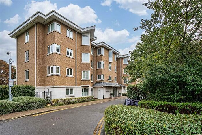 3 Bedroom Flat To Rent In Strand Drive, Kew, Richmond, TW9