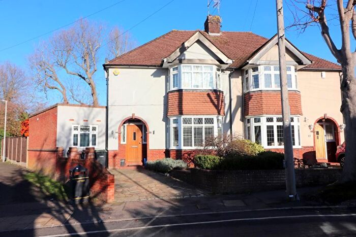 4 Bedroom Semi Detached House For Sale In Elmwood Crescent, Luton, Bedfordshire, LU2