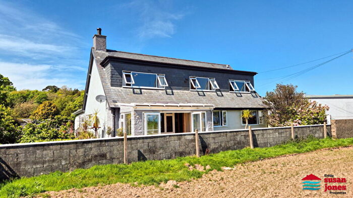 4 Bedroom Detached House For Sale In Beach Road, Llanbedrog, LL53