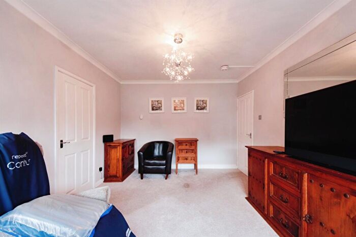 1 Bedroom Apartment For Sale In Lode Lane, Solihull, B92