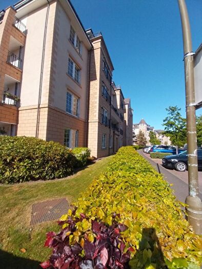 3 Bedroom Flat To Rent In Powderhall Brae, Edinburgh, Midlothian, EH7