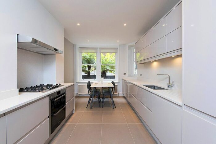 3 Bedroom Flat To Rent In Sandringham Court, Maida Vale, London, W9