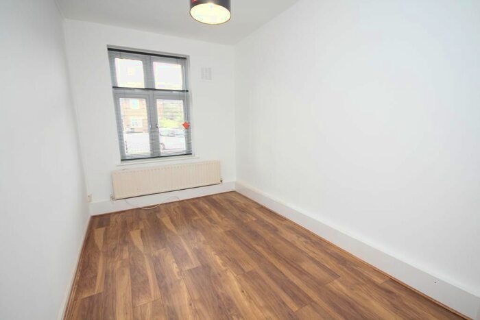2 Bedroom Flat To Rent In Deansbrook Road, Edgware, Middlesex, HA8