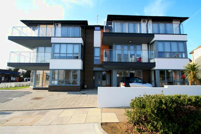 2 Bedroom Apartment To Rent In The Ridgeway, Westcliff-On-Sea, SS0