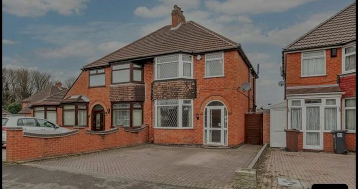 3 Bedroom Semi-Detached House To Rent In Fernhill Road, Solihull, B92