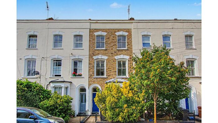 3 Bedroom Maisonette For Sale In Flat B, Osterley Road, Stoke Newington, London, N16