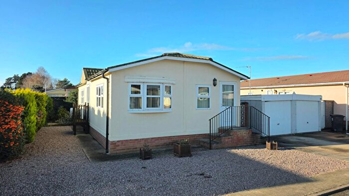 2 Bedroom Park Home For Sale In Lindum Park, Ruskington, NG34