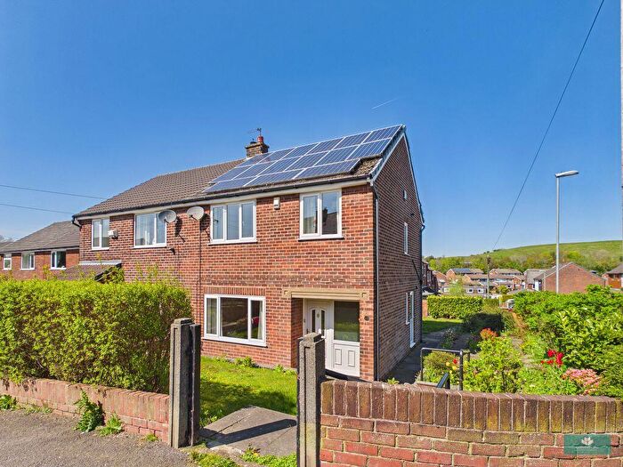 3 Bedroom Semi-Detached House For Sale In Long Rushes, Shaw, OL2