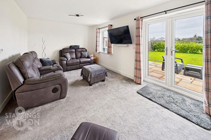 3 Bedroom Semi-Detached House For Sale In Observer Close, Freethorpe, Norwich, NR13