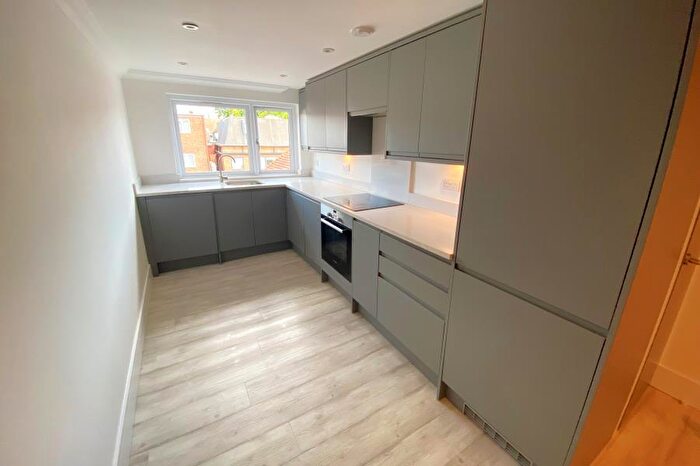 1 Bedroom Flat To Rent In West Byfleet, Surrey, KT14