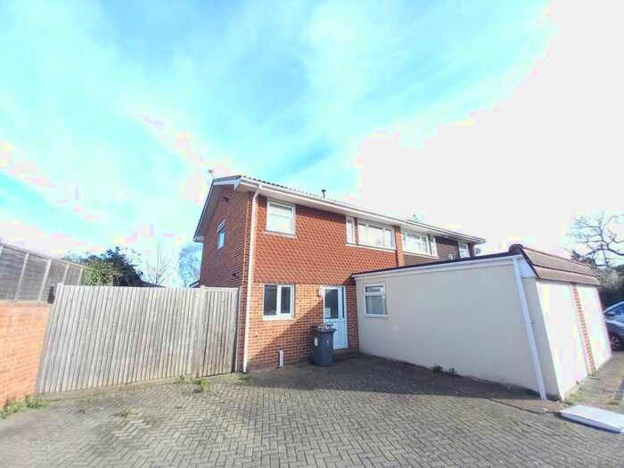 4 Bedroom Semi-Detached House To Rent In Bath Road, Berkshire, SL1