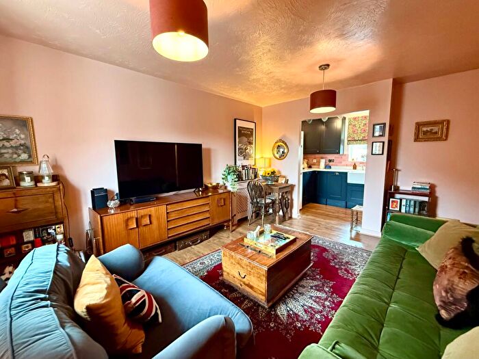 2 Bedroom Detached House For Sale In Welbeck Close, Park North, Swindon, SN3