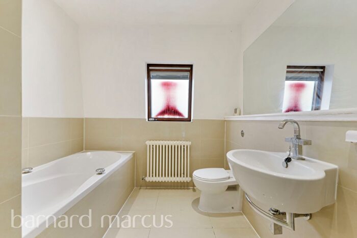 3 Bedroom Flat To Rent In Kempshott Road, London, SW16