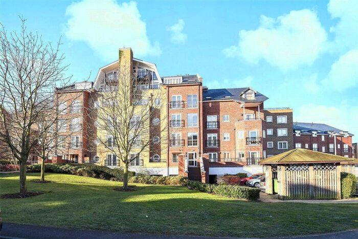 2 Bedroom Flat To Rent In Aveley House, Iliffe Close, Reading, Berkshire, RG1