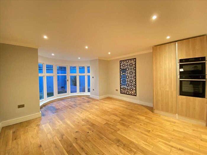 3 Bedroom Flat To Rent In Castlebar Road, Ealing, W5