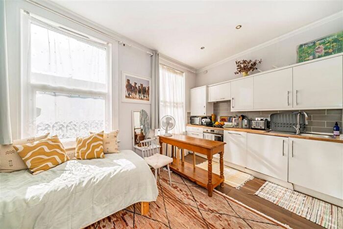 1 Bedroom Flat For Sale In Munster Road, Bishops Park, SW6