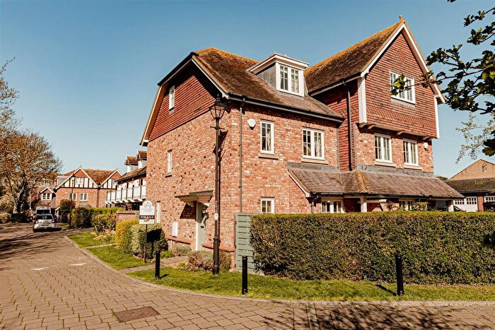 4 Bedroom Semi-Detached House For Sale In College Gardens, Westgate-On-Sea, CT8