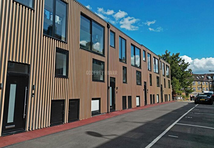 3 Bedroom Semi-Detached House To Rent In Aylmer Mew, East Finchley / Highgtae Borders, N2