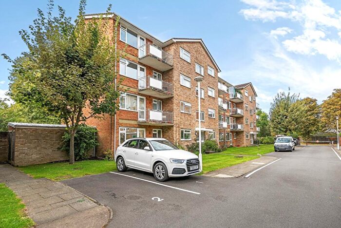 1 Bedroom Flat To Rent In Elton Close, Hampton Wick, KT1