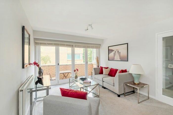 2 Bedroom Flat To Rent In Porchester Square, London, W2