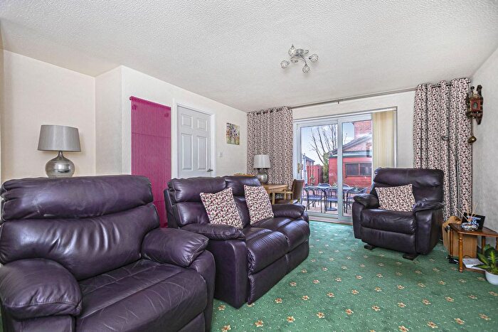 2 Bedroom Semi-Detached Bungalow For Sale In Weavers Crescent, Kirkcaldy, KY2
