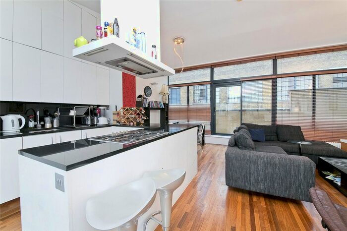 3 Bedroom Flat To Rent In Long Lane, Tower Bridge, SE1