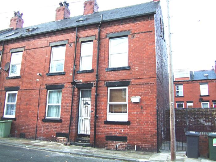 4 Bedroom End Of Terrace House To Rent In Harlech Crescent, Beeston, LS11