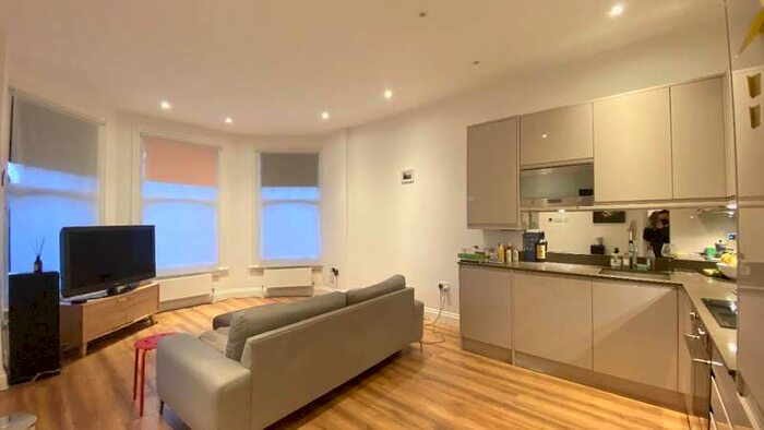 2 Bedroom Apartment To Rent In Raglan House, - Queens Avenue, London, N10