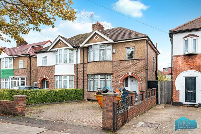 3 Bedroom Semi Detached House For Sale In Devonshire Road, Mill Hill, London, NW7