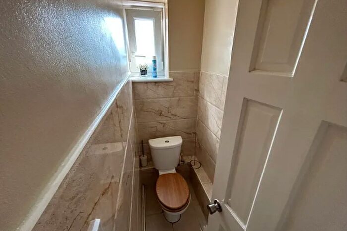 4 Bedroom Flat To Rent In Cambridge Heath Road, London, E1