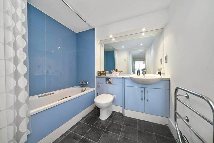 2 Bedroom Flat To Rent In Crews Street, Canary Wharf, London, E14