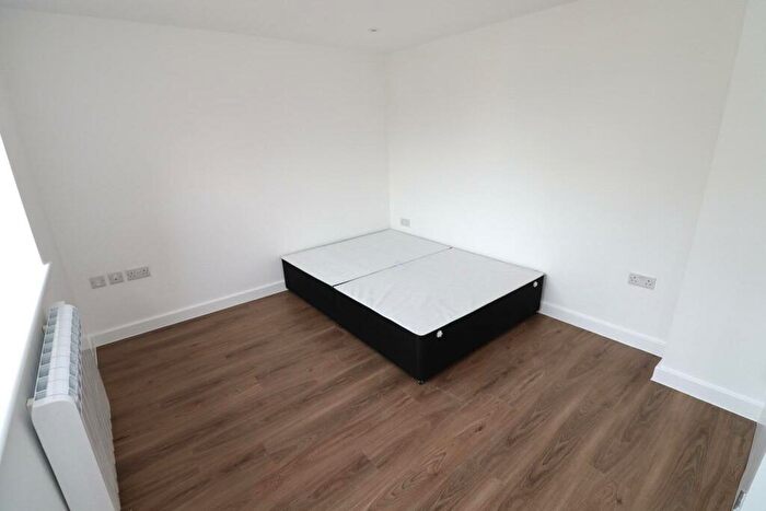 Flat To Rent In Talbot Road, Harrow, HA3