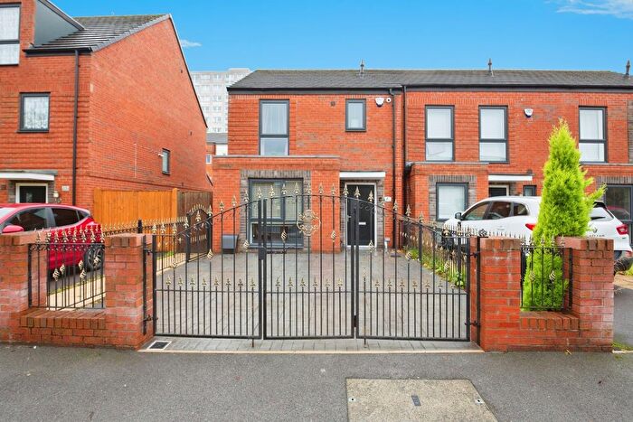 3 Bedroom End Of Terrace House For Sale In Landos Road, Manchester, M40