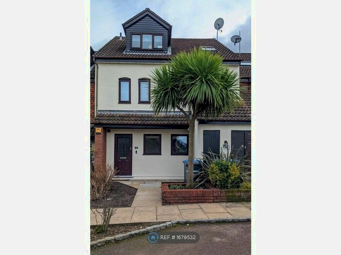 2 Bedroom Maisonette To Rent In Gabrielle Close, Wembley, HA9