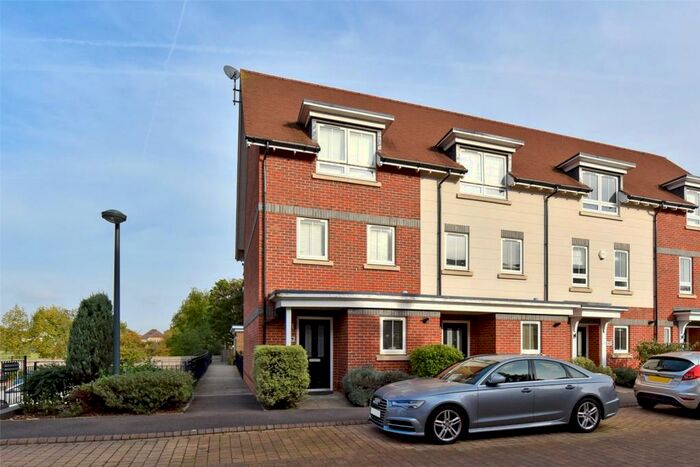 3 Bedroom End Of Terrace House To Rent In Kingfisher Drive, Maidenhead, Berkshire, SL6
