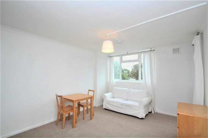 Studio To Rent In Keswick Road, London, SW15