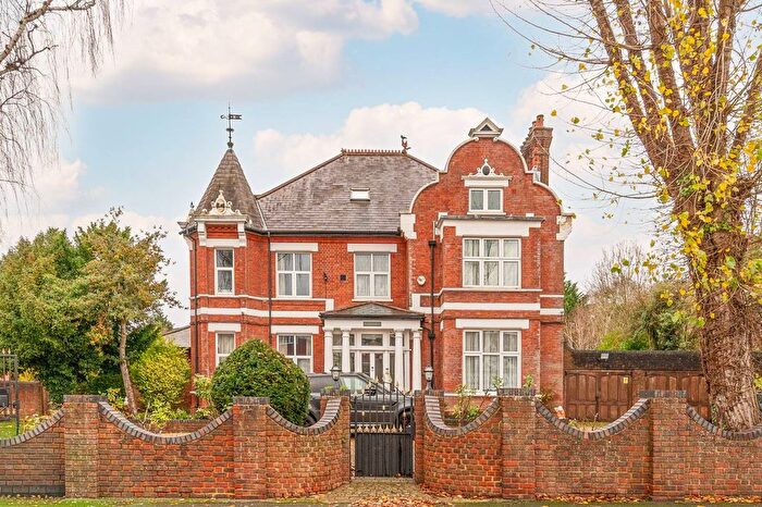 3 Bedroom Flat To Rent In Russell Hill, Purley, CR8