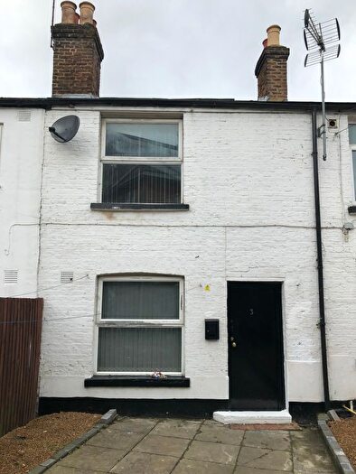 3 Bedroom Cottage To Rent In High Road, London, NW10