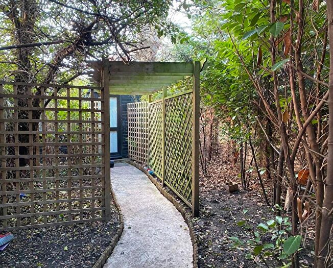 Apartment To Rent In James Avenue, London, NW2