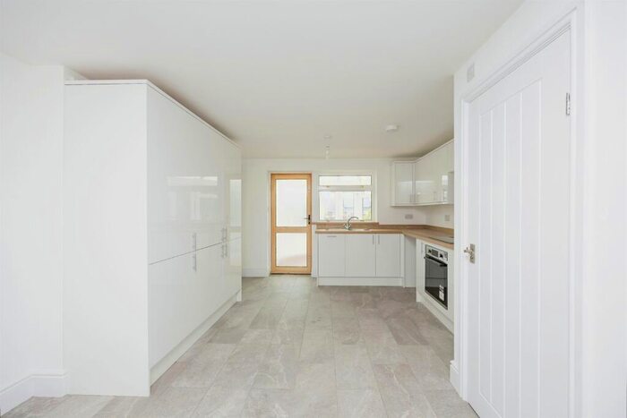 3 Bedroom End Of Terrace House For Sale In Leylands Road, Burgess Hill, RH15