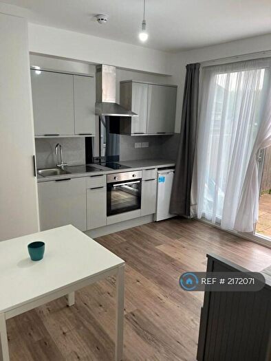 Studio To Rent In Hedge Lane, London, N13